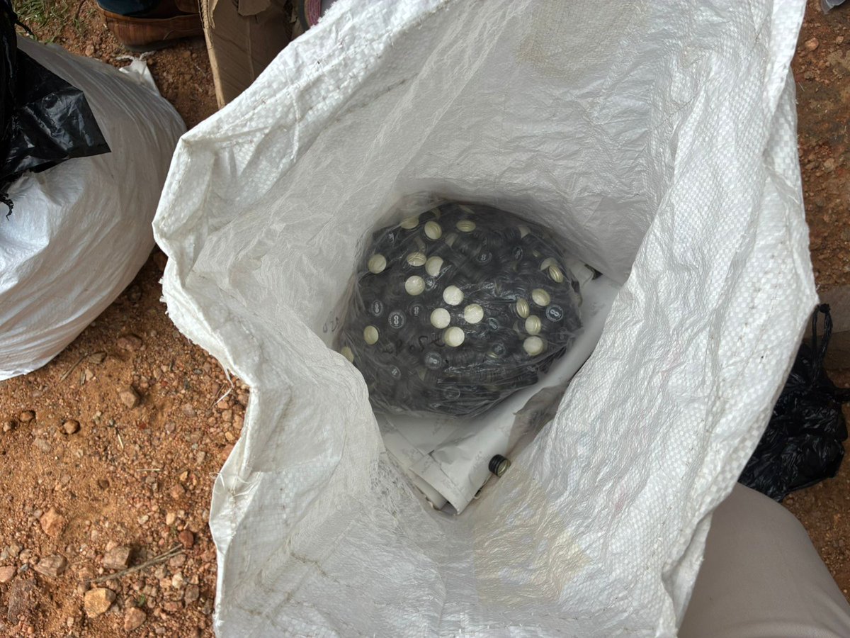 thekhabarly's tweet image. उत्पाद विभाग की बड़ी कार्रवाई: नकली विदेशी शराब का अवैध कारोबार पकड़ा गया

पूरी ख़बर पढ़ने के लिए नीचे दिए गए लिंक पर क्लिक करें👇🏻
thekhabarly.com/2026/04/fake-f…

#BokaroNews #FakeLiquorFactory #ExciseRaid #IllegalLiquor #LawAndOrder #BreakingNews #HindiNews #thekhabarly