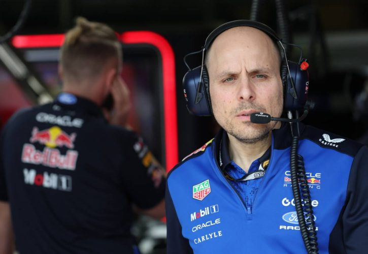 f1speed_indo's tweet photo. Lambiase memang baru resmi pindah pada 2028. Tapi dia kemungkinan besar sudah tidak akan berperan langsung ke operasional Red Bull pada 2027 atau tahun depan.

Jabatannya di Red Bull sangatlah penting.
Periode gardening leave tentu sudah disepakati, setidaknya pada 2027, serta peran 'GP' di Red Bull akan dikurangi untuk cegah perpindahan informasi ke tim rival.

Oleh karena itu pengumumannya dibuat satset. Selain karena mungkin sudah bocor dan menghindari rumor-rumor yang tak perlu, kejelasan soal kepindahan GP ke McLaren juga berhubungan ke periode gardening leave yang diterapkan sebelum kontrak di tim barunya dimulai.