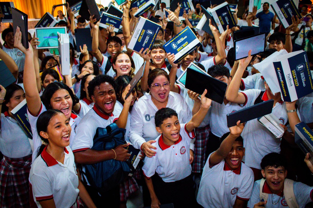 soledadalcaldia's tweet photo. 📱✨ SOLEDAD EDUCA DIGITAL sigue avanzando para cumplir la meta de llevar 2.270 tablets a estudiantes de grado 10° de las instituciones educativas oficiales de Soledad.

Cada entrega acerca a más jóvenes a herramientas tecnológicas que fortalecerán su aprendizaje y su preparación para las Pruebas Saber 11.

📍 Día 3
🏫 IE Sagrado Corazón — 📱 131
🏫 IE Vista Hermosa — 📱 75
🏫 IE Primero de Mayo — 📱 32
🏫 IE Técnica Comercial Antonio Ramón Moreno — 📱 35

🚀 Soledad Educa Digital: tecnología que abre nuevas oportunidades para aprender.