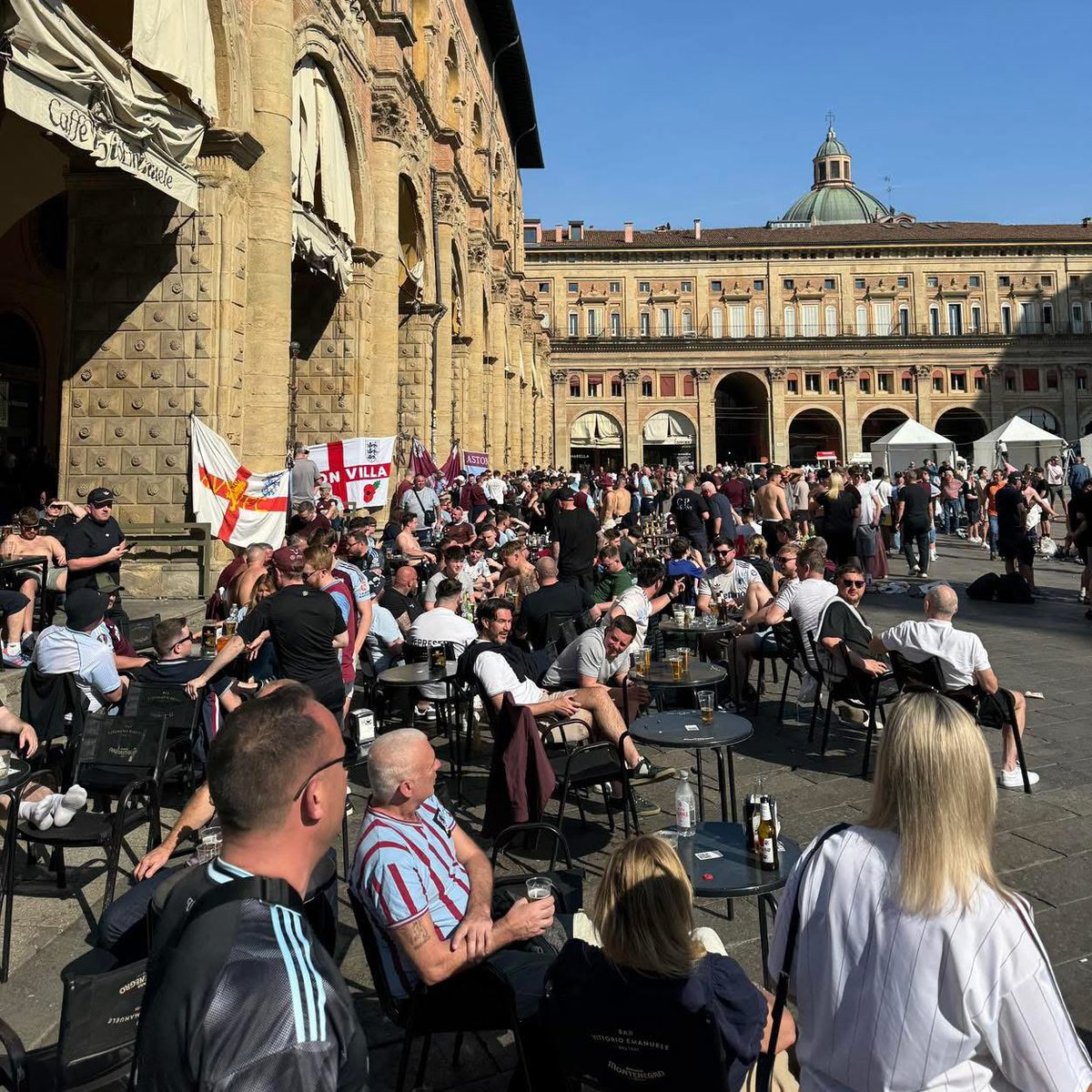 AwayDays_'s tweet photo. Aston Villa fan enjoying the sun in Bologna today 🍻👌 https://t.co/v1ImF7lEMt