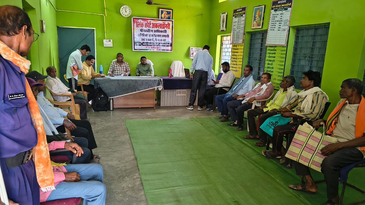 DhamtariDist's tweet photo. दूरस्थ डूबान प्रभावित क्षेत्रों के ग्रामीणों को त्वरित एवं सुलभ न्याय उपलब्ध कराने हेतु जिले में लिंक कोर्ट व्यवस्था का शुभारंभ किया गया।

कलेक्टर श्री अबिनाश मिश्रा के निर्देशन में प्रारंभ इस पहल के तहत अब ग्रामीणों को राजस्व प्रकरणों का निराकरण उनके ही क्षेत्र में किया जा रहा। https://t.co/OZwhTkGxEH