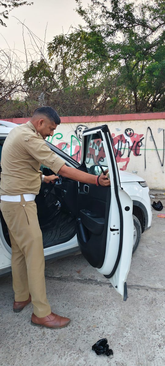 lucknowtraffic's tweet image. DCP(T)
@IPSRaveena 
महोदया के निर्देशन में सहायक TI गोमतीनगर द्वारा जनेश्वरमिश्र पार्क चौराहा पर सघन चेकिंग अभियान चलाकर ब्लैक फिल्म एवं मोडिफाई साइलेंसर लगे वाहनों के विरुद्ध सुसंगत धाराओं के अंतर्गत वैधानिक कार्यवाही की गई। #trafficrules
@Uppolice
@uptrafficpolice
@lkopolice