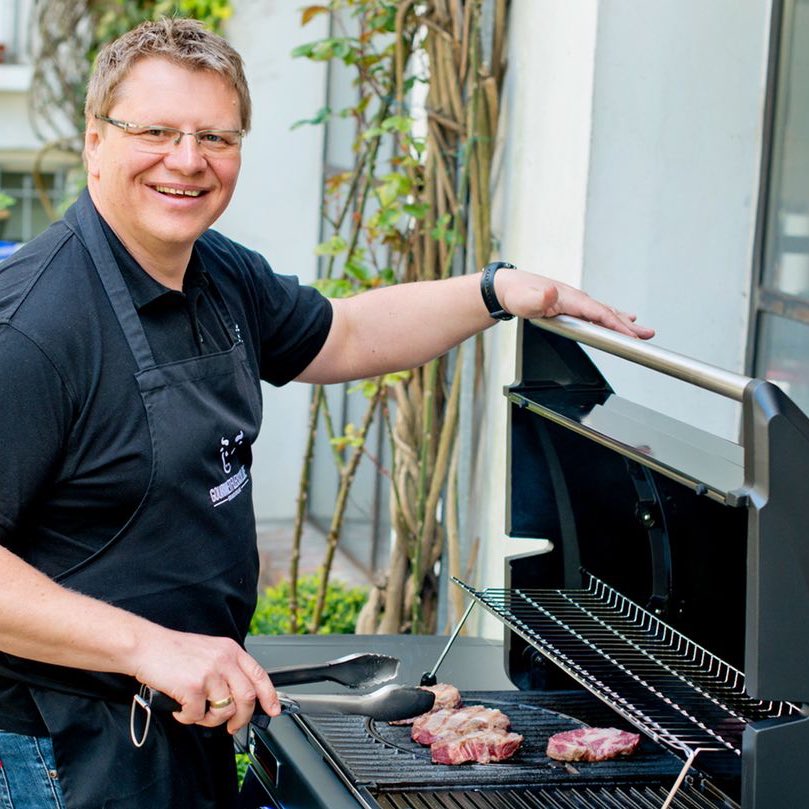 E L   H O T Z O tweet media