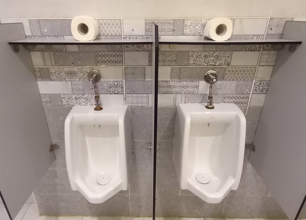 anibaleter's tweet photo. Um gajo a caminho dos 50 anos pensa que já viu de tudo, mas isso não é verdade. Papel higiénico para limpar a pila vi hoje pela primeira vez. https://t.co/I4vvbLeqkJ