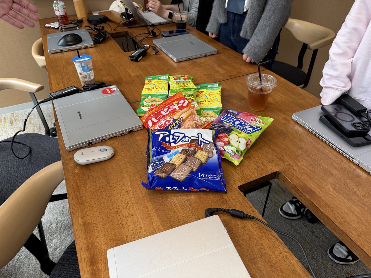 toyamaaaki's tweet photo. チームmtg（お菓子パーティー）がとても楽しかった🍪🍬🍭🍰 https://t.co/sFccSLIwkm