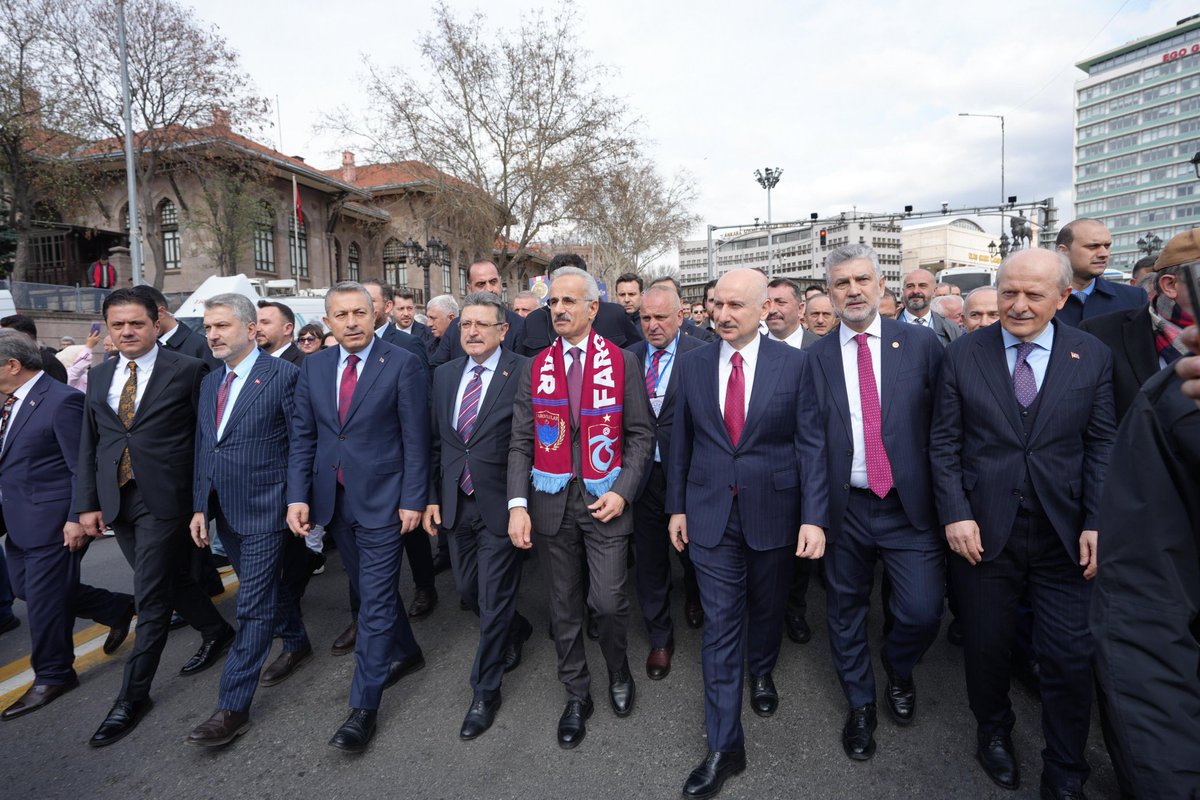 devletsert's tweet photo. Trabzon’umuzun tarihi, kültürel ve sosyal zenginliklerini tanıtmak amacıyla düzenlenen Trabzon Tanıtım Günleri kapsamında “Birinci Meclis Vefa Ziyareti” programı ve kortej yürüyüşünde TBMM Başkanı Sayın Numan Kurtulmuş, Ulaştırma ve Altyapı Bakanı Sayın Abdulkadir Uraloğlu, Büyükşehir Belediye Başkanı Sayın Ahmet Metin Genç, Trabzon milletvekilleri ve bürokratlarla bir araya geldik.

Bir Trabzonlu olarak, memleketimizin tarihini ve kültürel değerlerini yaşatmayı amaçlayan bu anlamlı programın gerçekleşmesine emeği geçen herkese gönülden teşekkürlerimi sunuyorum.