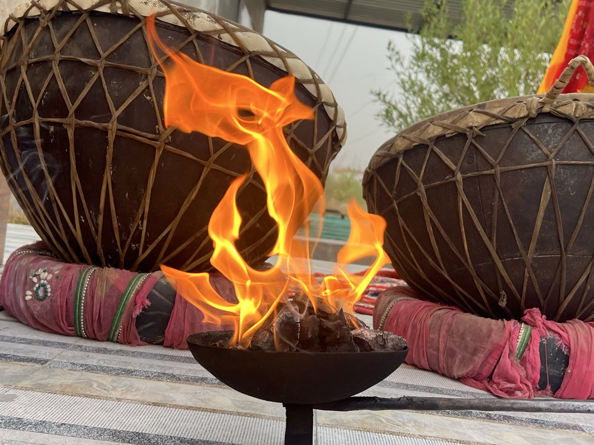 HabitatHealer's tweet photo. कहावतों का गुड़-गोबर करते लोग —

मैं कई बार एक राजस्थानी कहावत सुन चुका हूँ जो इस प्रकार कही जाती है — 
“जाट, जुंवाई, भांणजा,  रेबारी, सुनार 
कदे न होवे आपणों , कर देखो व्योहार”
जबकि सच्चाई यह है कि असली कहावत कुछ और है । आज सोशल मीडिया पर एक मोहतरमा ने इस कहावत को अपलोड करके इसका असली अर्थ जानने की जिज्ञासा प्रकट की तब मुझे लगा कि सोशल मीडिया पर असली कहावत और उसका अर्थ पोस्ट करना चाहिए, हालाँकि मैंने उनकी ट्वीट को  क़ौट करते हुए अपनी बात कह दी लेकिन व्यापक पहुँच के लिए इस कहावत की वास्तविकता पर फिर से अपनी बात रख रहा हूँ

असली कहावत की पहली लाइन ये है 👇🏻
👇🏻👇🏻
जार -जुआरी -बारजा -राह बारे सुनार — 

अर्थात् जाट नहीं जार , जुंवाई नहीं जुआरी, भाणजा नहीं बारजा, रेबारी और सुनार नहीं राह बारे सुनार अर्थात् बिना स्थाई ठिकाने के सोना बेचने वाला व्यक्ति -
यहाँ जार का अर्थ है जाल-साज इंसान, जुआरी यानि जुआ खेलने वाला, बारजा उस व्यक्ति को कहते थे जो किसी चोर के पीछे या किसी खोए हुए पशु को ढूँढने के लिए निकला हो और राह-बारे सुनार का अर्थ है गली-गली घूमकर सोना बेचने वाला । अगर इस कहावत का  अर्थ खोला जाए तो इसका मतलब है जार अर्थात जाल साज से सचेत रहो क्योंकि वो बातों के ज़रिए आपका विश्वास जीतकर धोखा करेगा, जुआरी पर भरोसा हमेशा घाटा देता है क्योंकि वो कहेगा कि मुझे कुछ पैसे दे दो अगली बाजी में वापस कर दूँगा, अगली बाज़ी वो जीतेगा या जो है वही गँवा देगा इसका क्या पता ! तो उसको अगर इस आस में उधार दे दिया कि वो अगली बाज़ी जीतकर वापस कर देगा तो समझो आपका पैसा गया— साथ ही यह ग़ैर -क़ानूनी भी तो है । जब पुराने समय में चोर के पीछे बार चढ़ते थे या किसी खोए पशु के पीछे बार चढ़ते थे तब ये तय नहीं होता था कि चोर या पशु कहाँ मिलेगा, कब मिलेगा, मिलेगा भी या नहीं — मान लो बार चढ़ा हुआ कोई व्यक्ति आपके गाँव में आ जाए और आपसे कहे कि मैं बार चढ़ा हुआ हूँ और मेरे खोए पशु या चोर के पीछे लगा हुआ हूँ आप मुझे सवारी के लिए अपना ऊँट दे दो, मैं वापसी में आपको लौटा दूँगा —तो इस बात का क्या भरोसा की वो व्यक्ति कब लौटेगा, उसी रास्ते से लौटेगा या नहीं, क्योंकि उसकी कोई निश्चित दिशा-दूरी-अवधि तो होती नहीं, ना ही कोई ठिकाना होता है इसलिए ऐसे व्यक्ति को अपना पशु देना मतलब उससे हाथ धोना है । राह- बारे सुनार अर्थात् हम जो सोना दुकान से खरीदते है उसमें कोई खोट हो तो हम सुनार को जाकर उससे बात कर सकते हैं क्योंकि दुकान उसका स्थायी ठिकाना है लेकिन किसी राह चलते सोना बेचने वाले से हमने सोना ले लिया तो नकली होने पर वापस मोड़ने किसके पास जाएँगे, यानि कोई गली-गली घूमकर सोना बेच रहा है तो उससे सोना मत ख़रीदो वरना ठगे जाओगे।
किसी शरारती तत्व ने इन शब्दों को तोड़ -मरोड़ दिया जबकि कॉमन सेंस की बात ये है कि जाट और रेबारी तो मेहनती और सीधी -साधी क़ौम है जो अनजान इंसान को भी राम -राम कहकर पानी पिलाती है । पश्चिमी राजस्थान के जाटों के गांवों में तो सदियों से नासेटू की परंपरा रही है अर्थात् गाँव से गुजरने वाले अनजान व्यक्ति को रात बासा और भोजन प्रदान करना । इसी तरह सुनार भी एक मेहनत कश क़ौम रही है एक अँगूठी घड़ने में भी हजारों हथौड़ी मारनी पड़ती है जड़ाऊ गहनों में इनकी कला का कोई सानी नहीं और सबसे महंगी धातु इनसे ख़रीदकर ही हम शान से चलते हैं । जाट राजस्थान की प्रमुख किसान जाति है और रेबारी प्रमुख पशुपालक— खेती व पशुपालन हमारे प्रदेश की अर्थ व्यवस्था का आधार रहे हैं । जँवाई  को जब बेटी दे दी तब उससे बड़ा भरोसा और क्या होता है इसी तरह भानजे का मामा के साथ रिश्ता तो प्रेम -आदर और विश्वास की अनूठी मिसाल रहा है आज भी है । ऐसे में ये शब्द ख़ुद ही बयान कर रहे हैं कि ये मूल कहावत के साथ की गई शरारत है जिसका कोई तुक नहीं है । मेरा मानना है कि सभी जाति अच्छी है सबसे महत्वपूर्ण है उन्हें देखने और समझने का हमारा नज़रिया कैसा है वैसे भी मूल्यांकन तो इंसान का होता है जाति या किसी रिश्ते का नहीं ।सादर— प्रोफेसर श्यामसुन्दर ज्याणी, बीकानेर