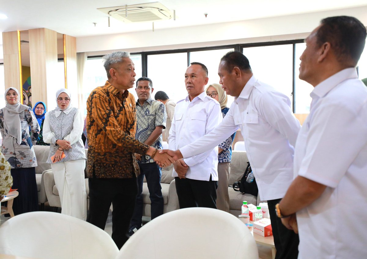 KemensosRI's tweet photo. Wakil Menteri Sosial Agus Jabo Priyono mendorong penguatan koordinasi pusat dan daerah dalam pelaksanaan program prioritas, yaitu pembangunan Sekolah Rakyat 2026, pemutakhiran DTSEN, serta pemberdayaan masyarakat. https://t.co/RJLCQC4511