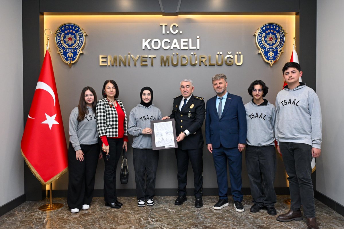 10 Nisan Polis Haftası münasebetiyle Emniyet Anaokulu ve Tevfik Seno Arda Anadolu Lisesi öğretmen ve öğrencileri, İl Emniyet Müdürümüz Sayın Faruk KARADUMAN’ı makamında ziyaret ettiler.

#TürkPolisTeşkilatı181Yaşında
#10NisanPolisHaftası
#KocaeliEmniyet