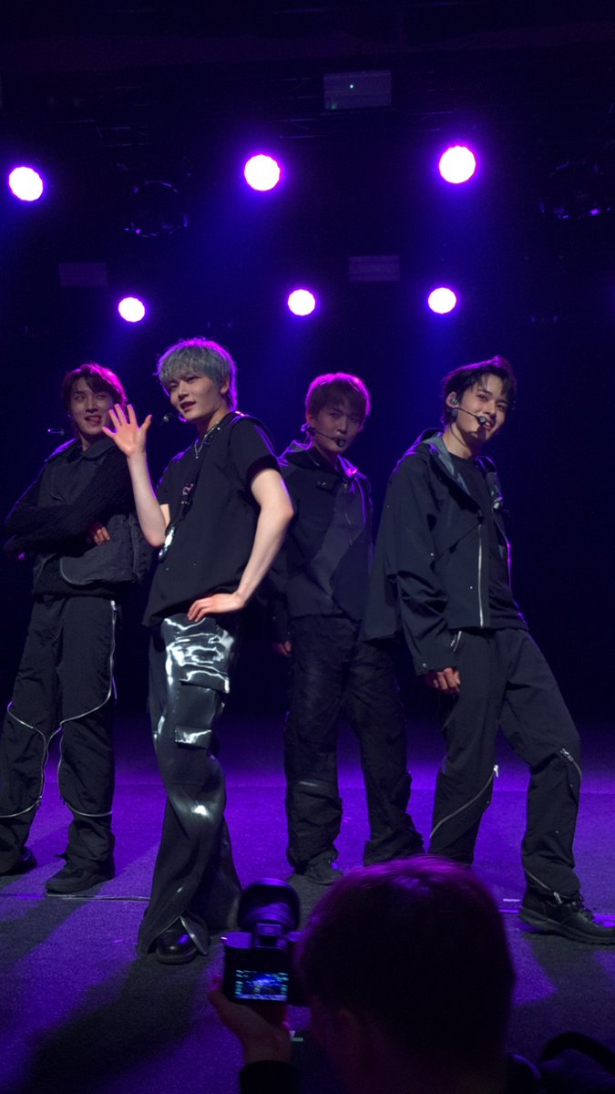 multiyeeet's tweet photo. I need to see 1verse again someday oooomg what a day yesterday was!😭
I really think everyone who has the chance should go see them! Their stage presence is mind blowingly good and bonus is they're very funny and sweet😭😭😭✨
Thank you for coming to Sweden @1VERSE_official https://t.co/Ex14OOvC0V