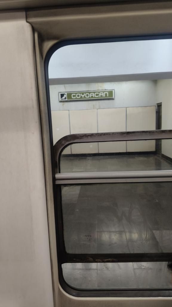 ad_mares_'s tweet photo. @MetroCDMX Cámara es para hoy!! 5 minutos detenido en Coyoacán! Línea 3 😠 https://t.co/r0LAHXYKJP