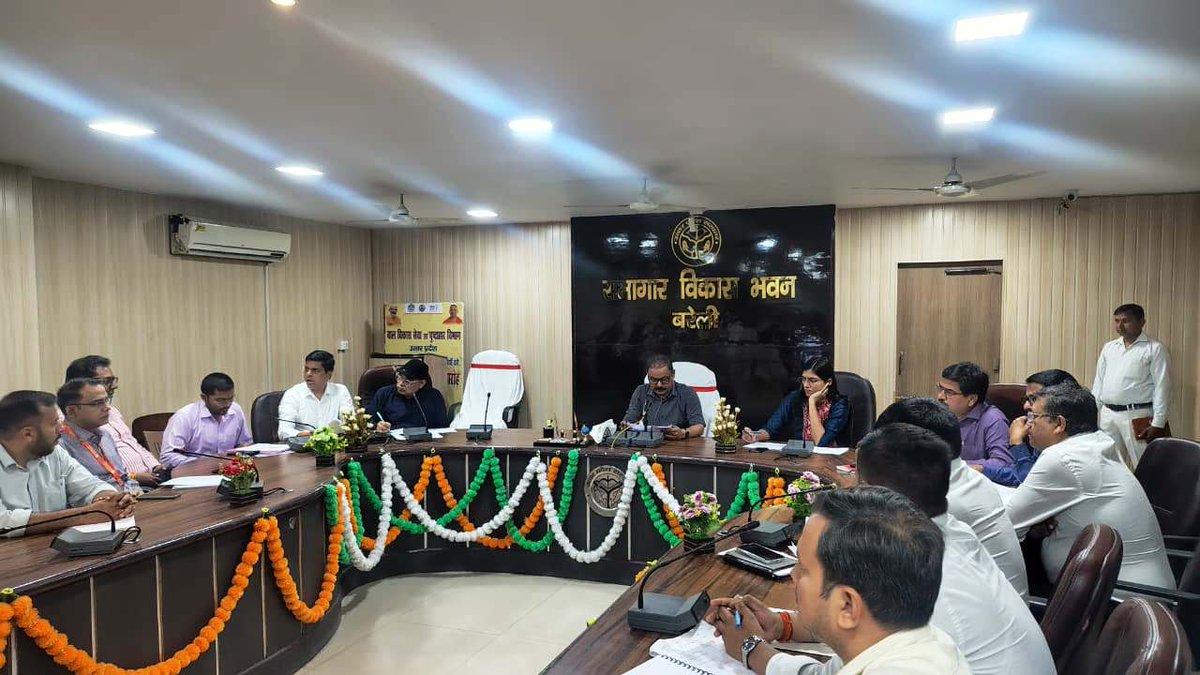 CdoBareilly's tweet photo. . @dmbareilly की अध्यक्षता में #PMSuryaGhar मुफ्त बिजली योजना की सम्बंधित विभागों के साथ ल���्ष्य के सापेक्ष पूर्ति, बैंक लोन डिसबर्सल, लम्बित फाइलों/निरीक्षण के सम्बन्ध में समीक्षा कर उपभोक्ताओं को प्रेरित करने, ऑनलाइन पंजीकरण कराने व लक्ष्यों की पूर्ति के निर्देश दिए- https://t.co/pglec1YYq2
