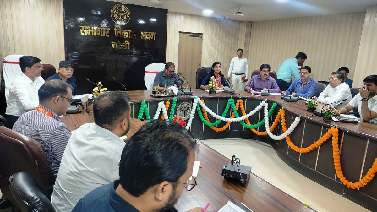 CdoBareilly's tweet photo. . @dmbareilly की अध्यक्षता में #PMSuryaGhar मुफ्त बिजली योजना की सम्बंधित विभागों के साथ ल���्ष्य के सापेक्ष पूर्ति, बैंक लोन डिसबर्सल, लम्बित फाइलों/निरीक्षण के सम्बन्ध में समीक्षा कर उपभोक्ताओं को प्रेरित करने, ऑनलाइन पंजीकरण कराने व लक्ष्यों की पूर्ति के निर्देश दिए- https://t.co/pglec1YYq2