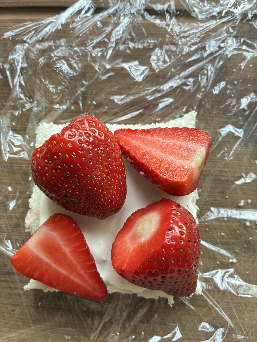 ssjnoodles's tweet image. japanese kombini - convenience store sandwiches 

i wanted to try making them, but they didn’t turn out visually appealing at all
i’ll try make the shokopan (milk bread) my self next time that really let me down

egg salad, strawberry cream, panko potato, karage (fried chicken)