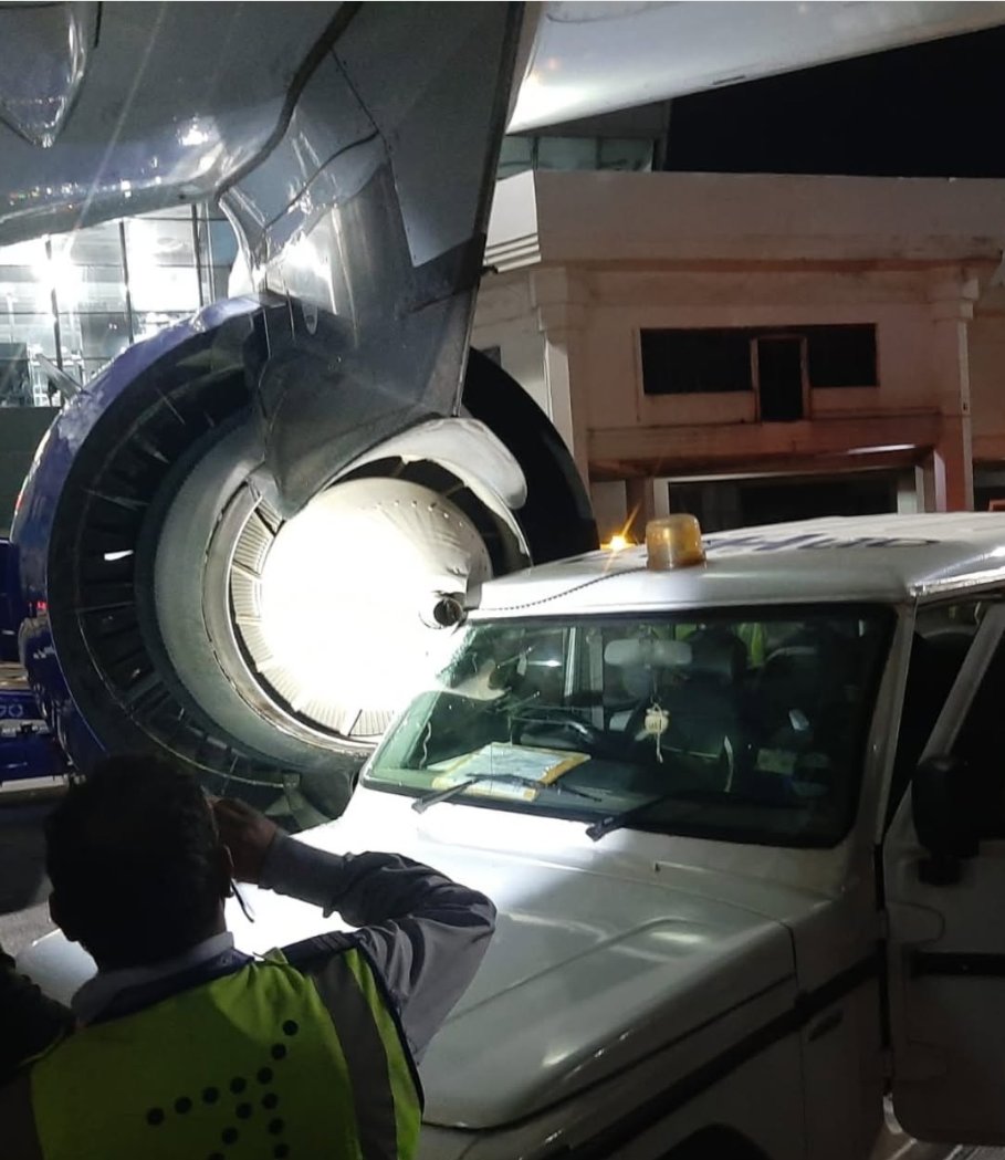 Enel_Aire's tweet image. #Entérate Un vehículo en plataforma impactó a una aeronave #IndiGo #Airbus #A320neo que se encontraba estacionada en el Aeropuerto Internacional Netaji Subhas Chandra Bose.

De acuerdo con la aerolínea, el vehículo (operado por un tercero y sin tripulación) se desplazó en el área