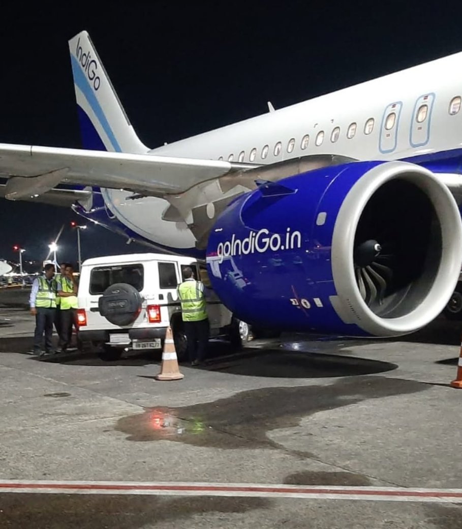 Enel_Aire's tweet image. #Entérate Un vehículo en plataforma impactó a una aeronave #IndiGo #Airbus #A320neo que se encontraba estacionada en el Aeropuerto Internacional Netaji Subhas Chandra Bose.

De acuerdo con la aerolínea, el vehículo (operado por un tercero y sin tripulación) se desplazó en el área
