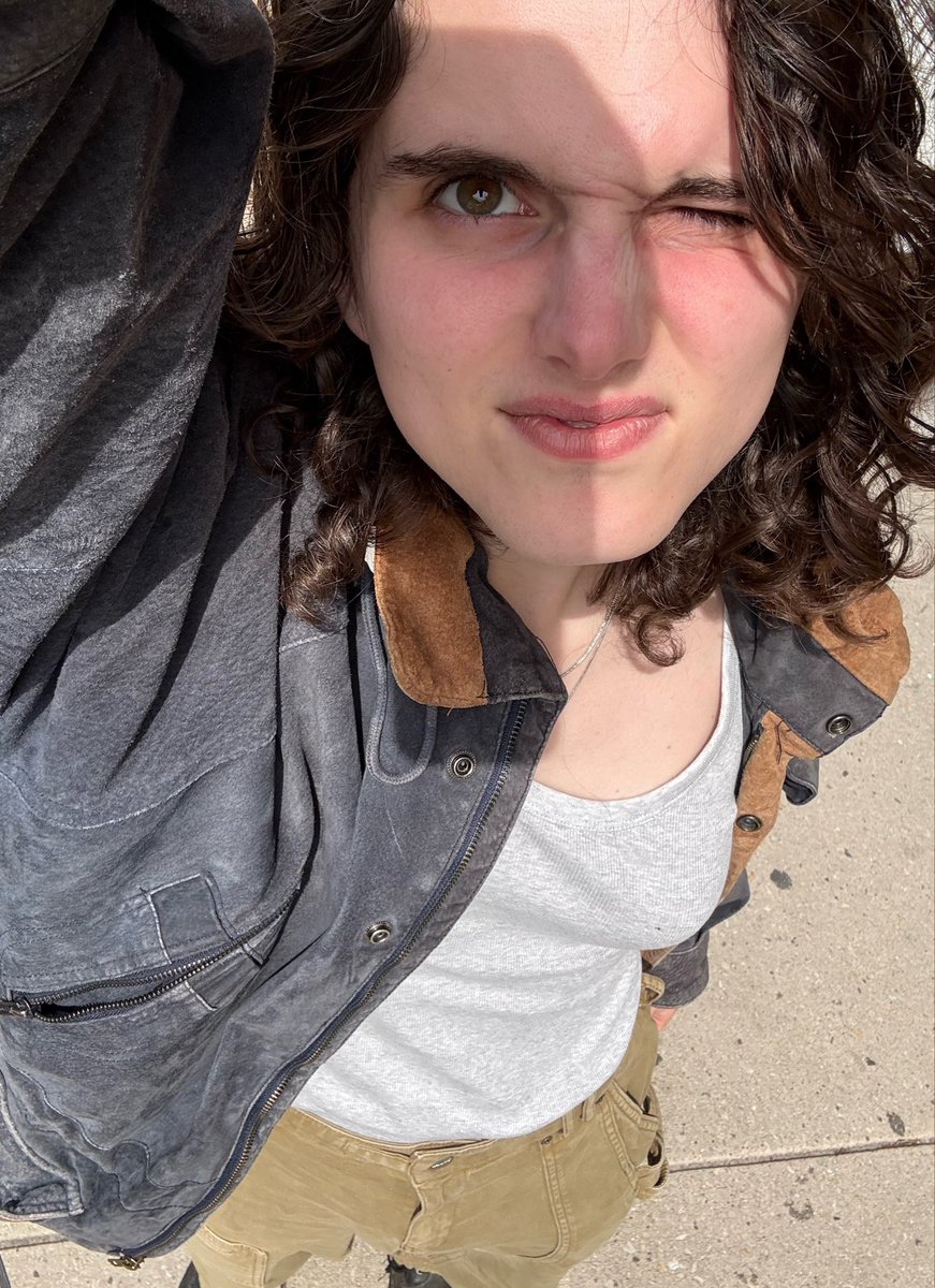 helmet girl tweet media