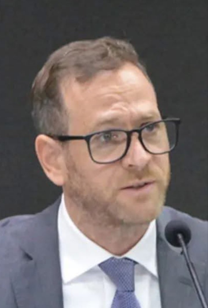 TORTURADOR LIBRE EN DEMOCRACIA

Es Nicolás Czizik, fiscal general que tiene preso bajo condiciones de TORTURA a Julio De Vido, con duros problemas de salud, sin atención medica adecuada, con traslados ENCADENADO al piso

CZIZIK busca la MUERTE, pero no sin sufrimiento. Compartan
