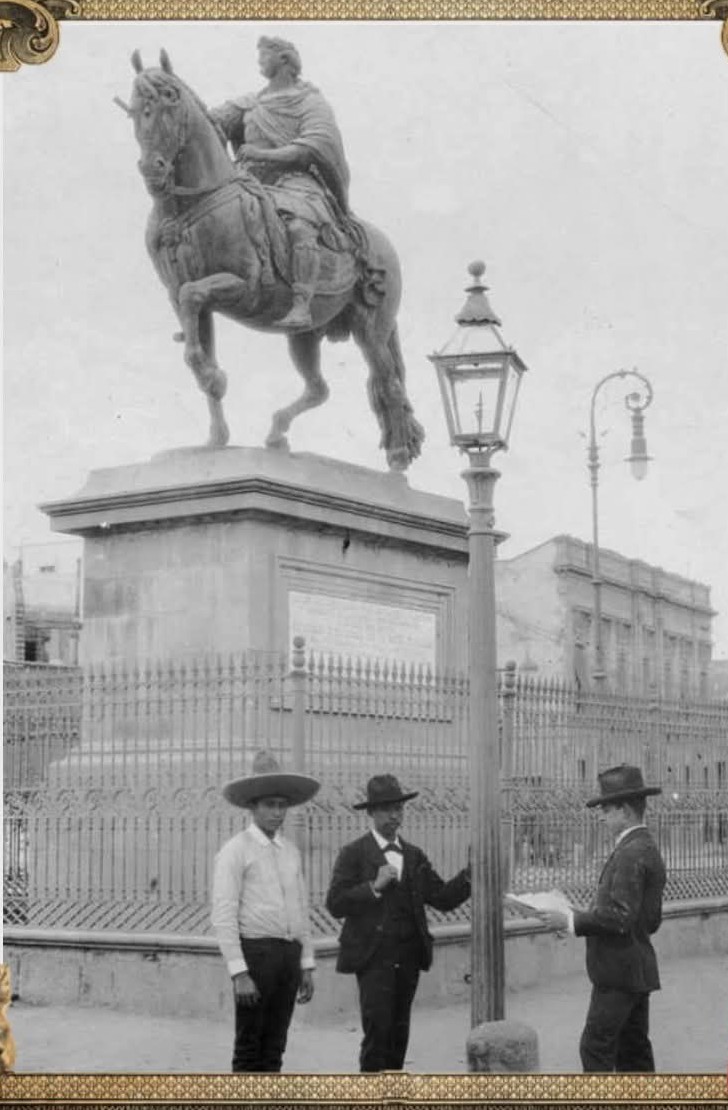 Memomotorcycle's tweet photo. Ciudad de México año 1912 época de la Revolución Mexicana, está es la estatua del Rey Carlos IV de España conocida coloquialmente como El Caballito. https://t.co/CHGy4HbaMd