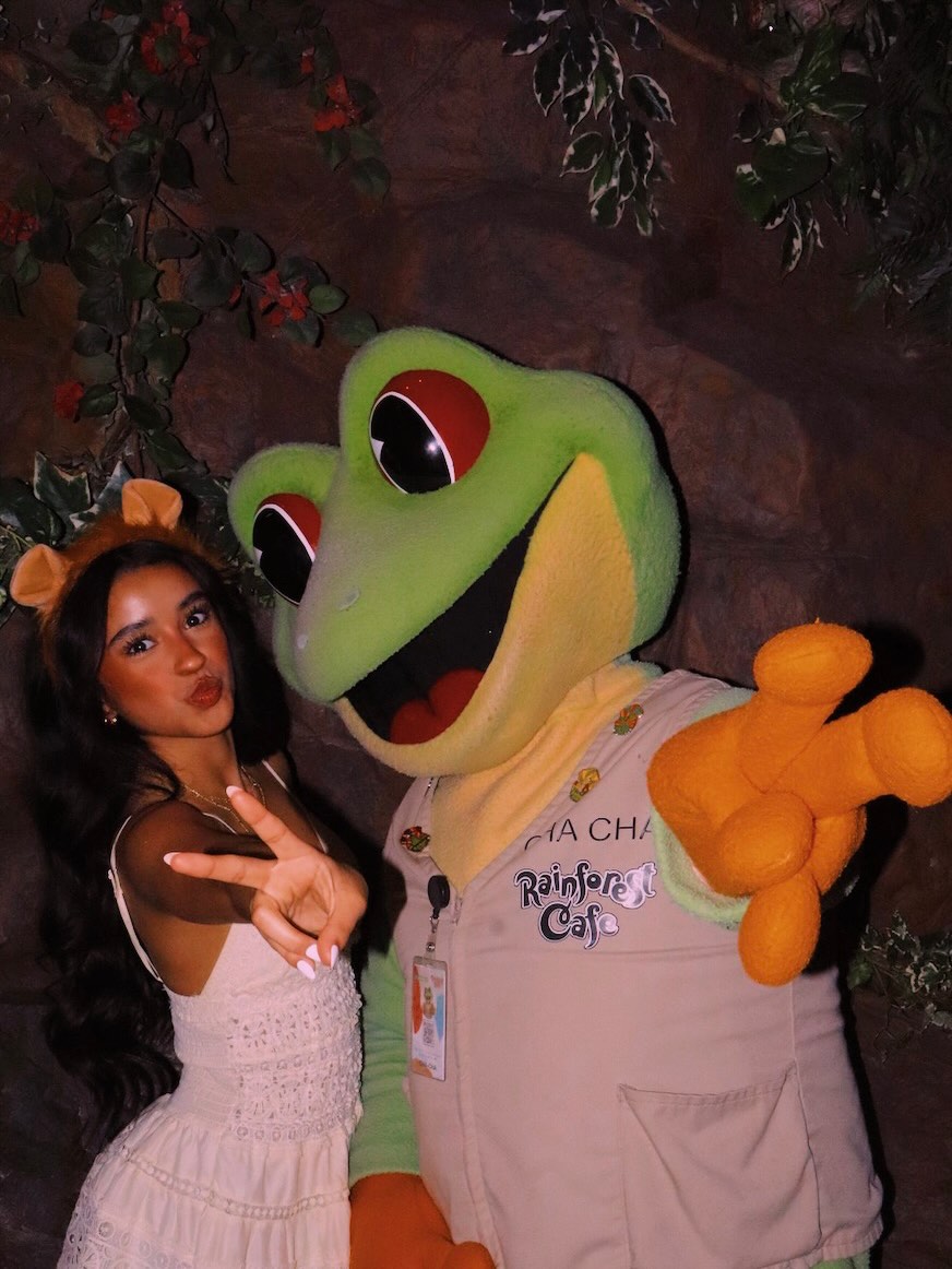 Rainforest Cafe tweet media