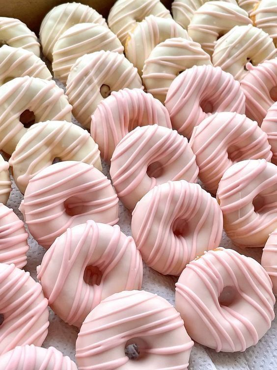 daily_dolce's tweet photo. These donuts are so pretty https://t.co/jTLWFEAXSu