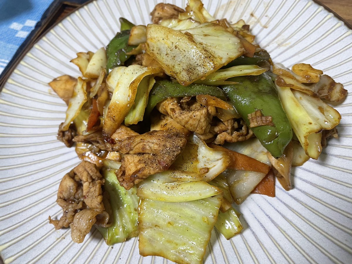 Tomo_Mrk3B01's tweet image. My fun dinner cooking time is finally back!😉
The main for #dinner tonight is Twice-cooked pork(#回鍋肉 ), from which spicy &amp;amp; tasty aroma is drifting and increasing my appetite. Well, rice is ready as well. Let’s eat😋
#cookingathome 
#おうちごはん 
#twinglish 
#Twitter家庭料理