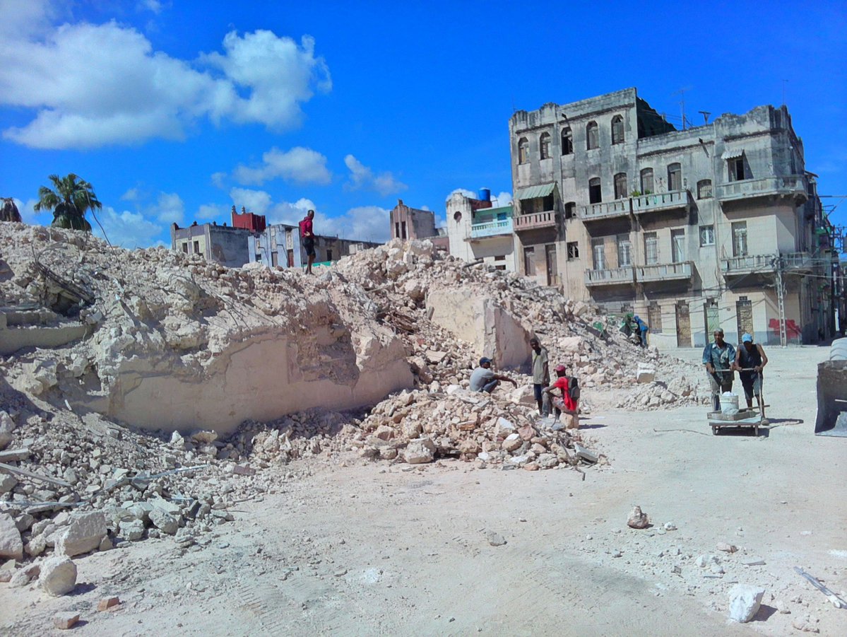 14ymedio's tweet image. Los #restos del #ISDi en La Habana, #cantera ilegal de #material de #construcción bit.ly/4tswrrV

👉🏻Arriba de los escombros se ha instalado una tienda de campaña y decenas de personas suben y bajan recogiendo piedras y arena