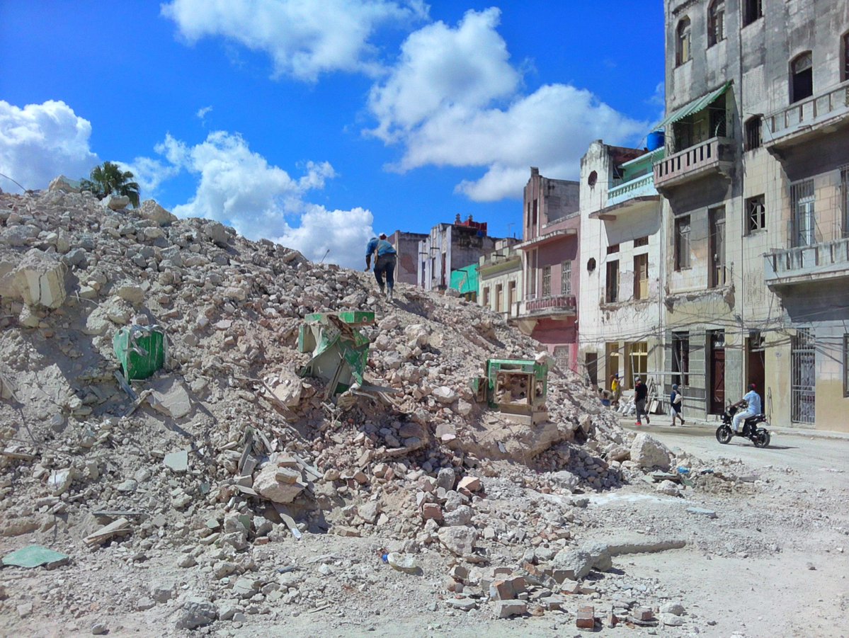 14ymedio's tweet image. Los #restos del #ISDi en La Habana, #cantera ilegal de #material de #construcción bit.ly/4tswrrV

👉🏻Arriba de los escombros se ha instalado una tienda de campaña y decenas de personas suben y bajan recogiendo piedras y arena