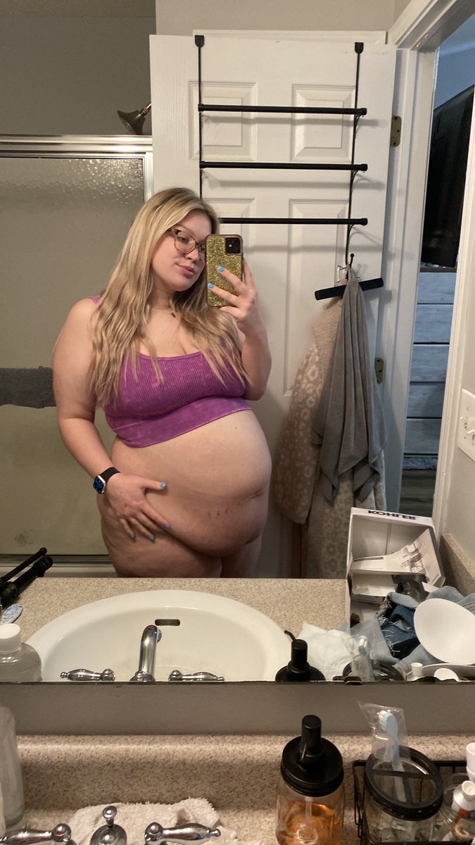 madisonmoonsxo's tweet image. Is my pregnant belly cute? 
🤰🏼💗
#pregnant #preggo #pregnancy #vore #feeder #bigbelly #hugebelly #bbw