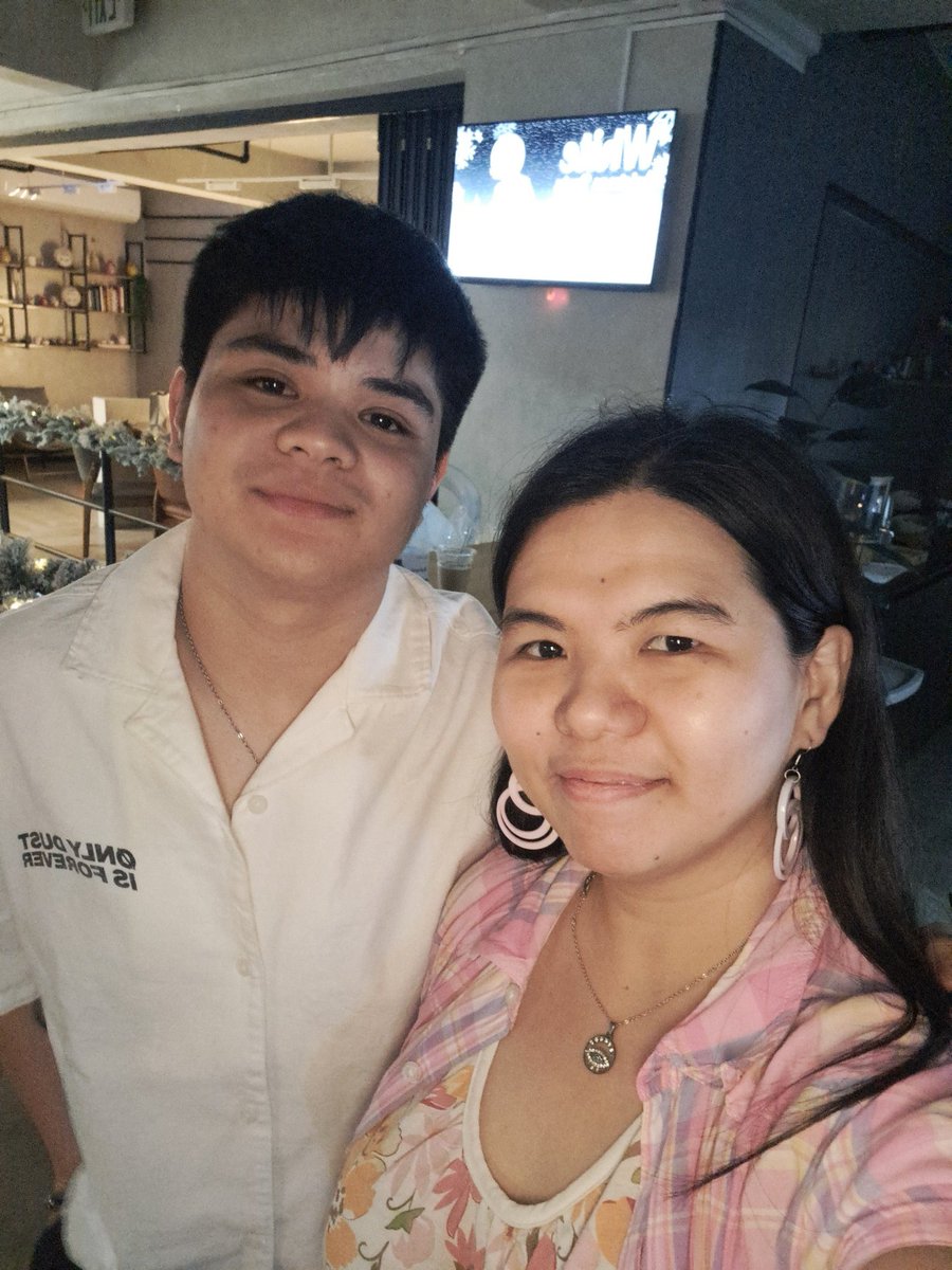 xandz34's tweet image. When i suddenly met Bugoy Cariño 
#lonelyowlpremiercafe #lonelyowlpremier  #christmasparty #party #celebrityphoto @iambugoy_carino
📷  Dec 6 2025 @iambugoycarino03