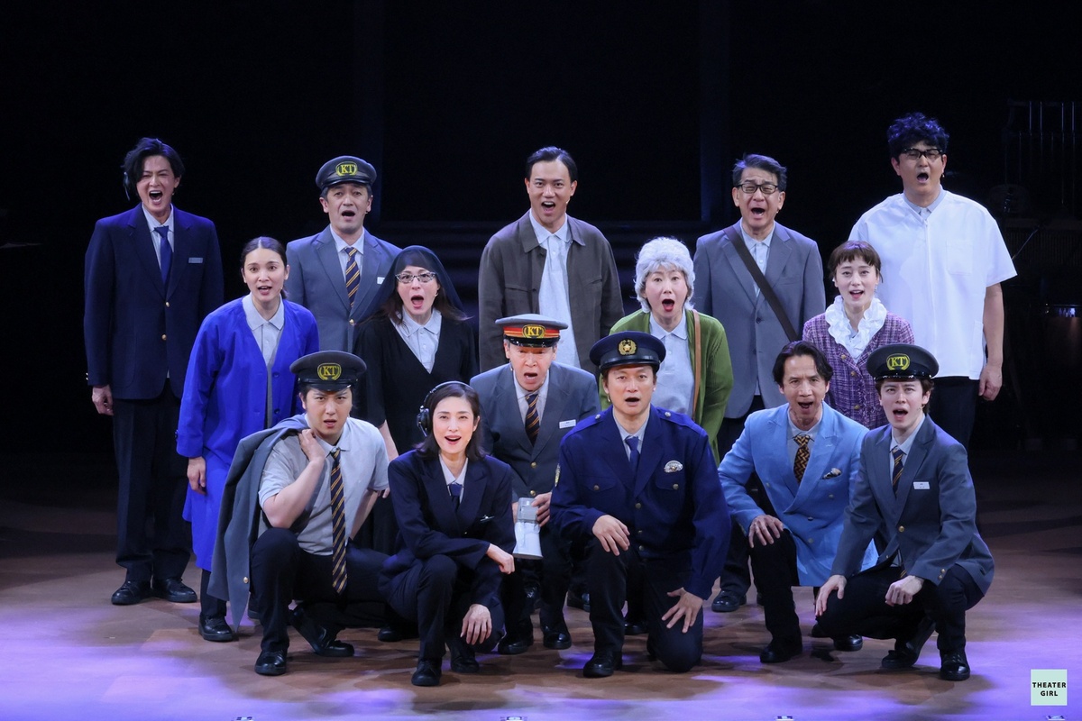 theatergirl_jp's tweet photo. 【開幕レポート】

#三谷幸喜 新作ミュージカル『新宿発８時１５分』が開幕！

#天海祐希、#香取慎吾 ら総勢15名の出演者が
100役以上を演じる✨
舞台写真をお届け📷

▼記事はこちら
https://t.co/87TxBa1F3Y

#新宿0815 #尾上松也 #ウエンツ瑛士 #シルビア・グラブ #新納慎也 #今井朋彦 #秋元才加 #峯村リエ #藤本隆宏 #小澤雄太 #大野泰広 #中島亜梨沙 #小林隆 #浅野和之