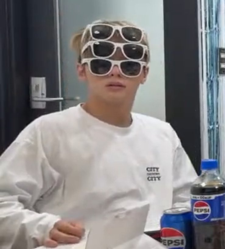 shun1yellow's tweet image. 這團的人……
戴眼鏡都有些……執著！？！
🕶
👓
🕶
#혜성 #慧成 #HYESUNG
#성국 #成國 #SUNGKOOK
#VANNER #VVS_VANNER