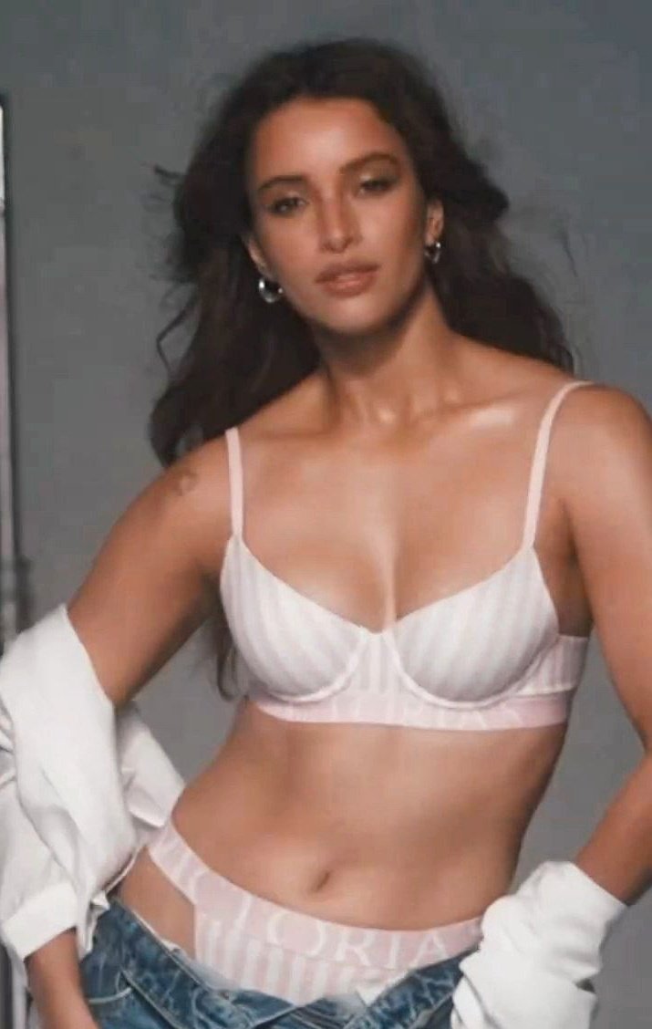 infinitescroll0's tweet photo. Tripti Dimri for Victoria Secret 🤤🤤

#triptidimri #triptidimrihot #triptidimribikini #victoriasecret #bikinishoot #hot #sexy #bikinilooks #bollywoodactress #animal #bhabhi2 #triptidimrisexy #dishapatani #kritisanon #rashmikamandana #victoriasecretbikini https://t.co/88qoepmsL3