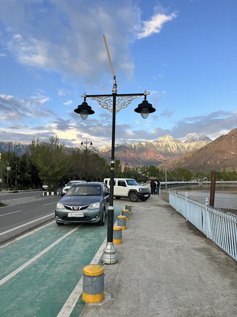 mir__saqib's tweet photo. Footpaths &amp; cycle lanes in Srinagar are being misused for parking‼️
Pedestrians are forced onto the main road, increasing accident risk
Requesting strict action against such violations cc: @JmuKmrPolice @SrinagarPolice @srinagaradmin @OfficeOfLGJandK @Sgnr_Traffic @igtraffic_jk https://t.co/OtUEXFqq18