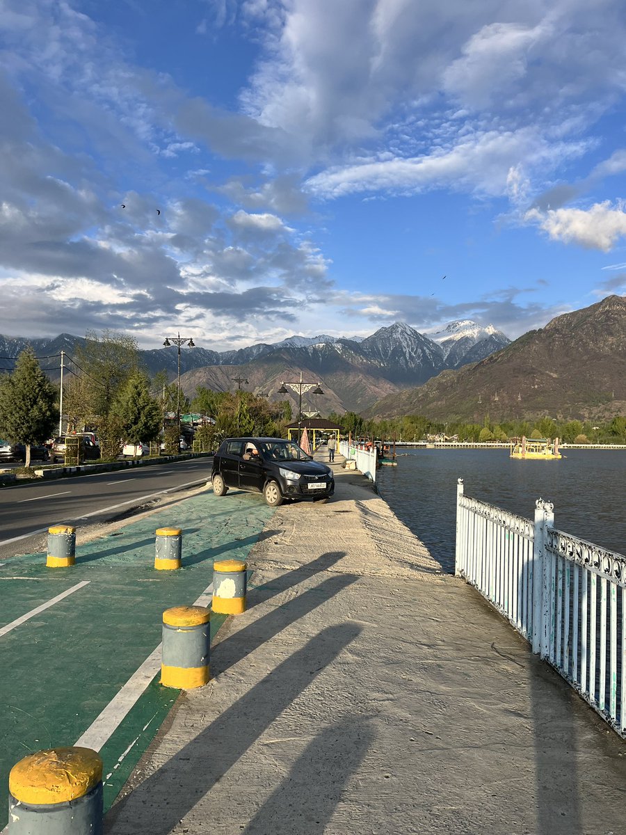 mir__saqib's tweet photo. Footpaths &amp; cycle lanes in Srinagar are being misused for parking‼️
Pedestrians are forced onto the main road, increasing accident risk
Requesting strict action against such violations cc: @JmuKmrPolice @SrinagarPolice @srinagaradmin @OfficeOfLGJandK @Sgnr_Traffic @igtraffic_jk https://t.co/OtUEXFqq18