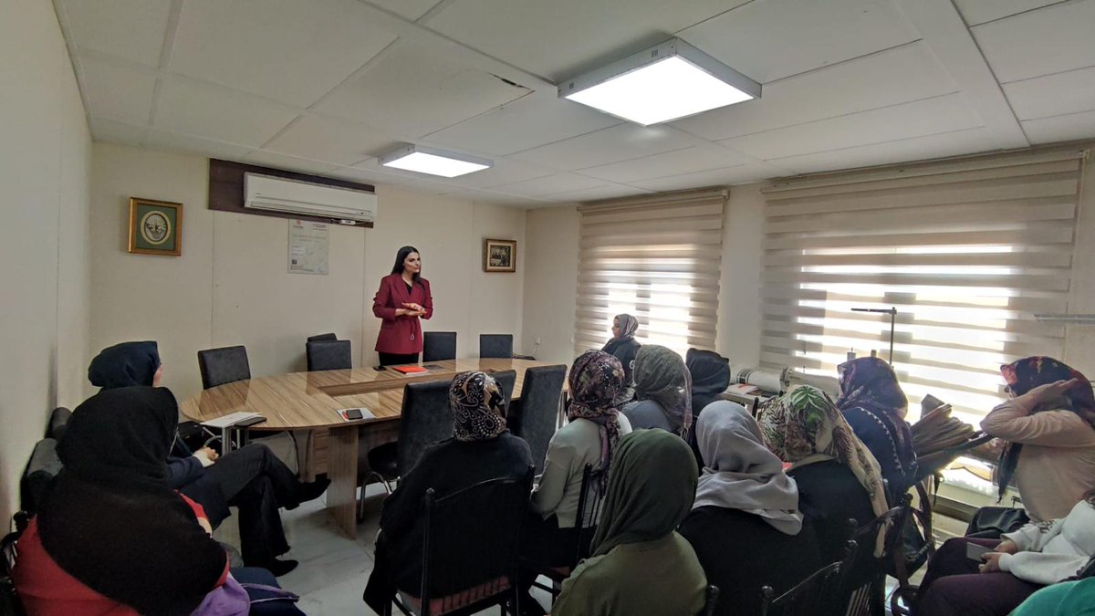 kadembatman's tweet photo. KADEM Batman Temsilcisi Av. Merve Güzel tarafından Yeşiltepe ÇATOM’da Kadın Yasal Hakları Eğitimi gerçekleştirildi.

Kadınların haklarını öğrenmesi ve bilinçlenmesi amacıyla düzenlenen eğitimde önemli bilgilendirmeler yapıldı. https://t.co/RQpG5tc7b2