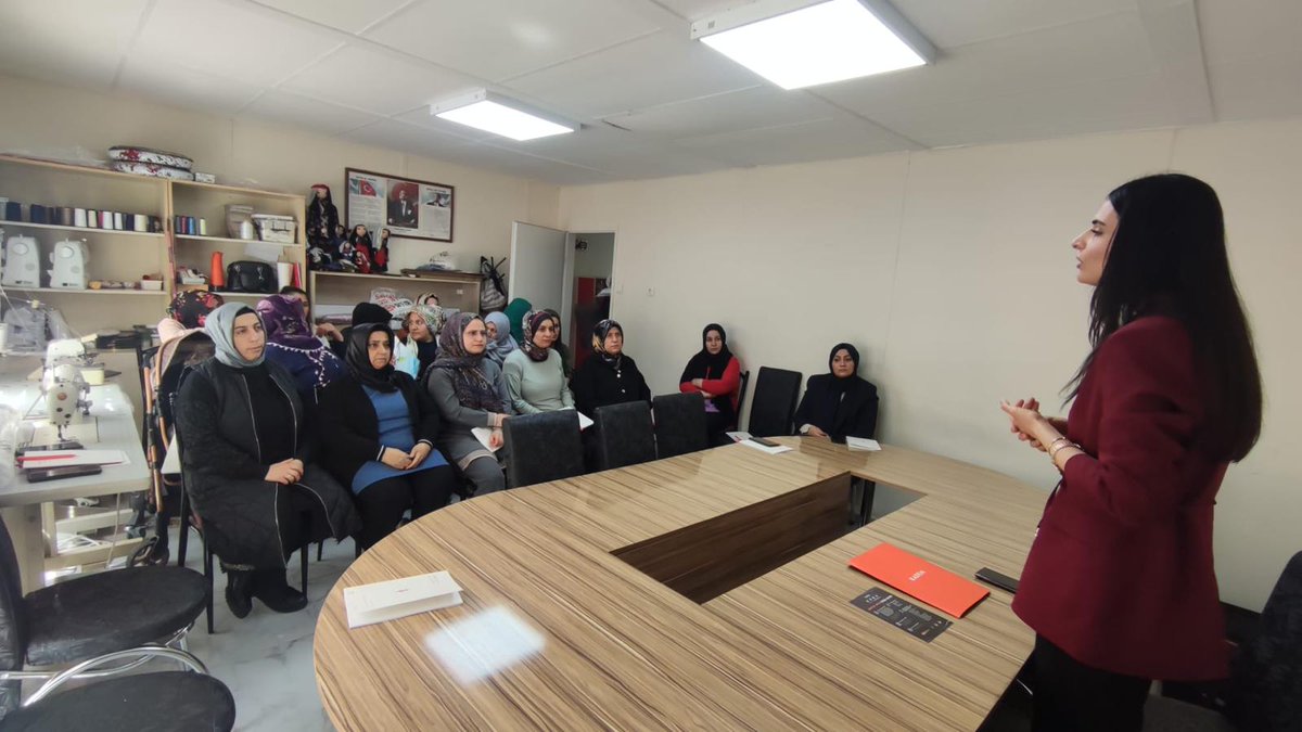 kadembatman's tweet photo. KADEM Batman Temsilcisi Av. Merve Güzel tarafından Yeşiltepe ÇATOM’da Kadın Yasal Hakları Eğitimi gerçekleştirildi.

Kadınların haklarını öğrenmesi ve bilinçlenmesi amacıyla düzenlenen eğitimde önemli bilgilendirmeler yapıldı. https://t.co/RQpG5tc7b2