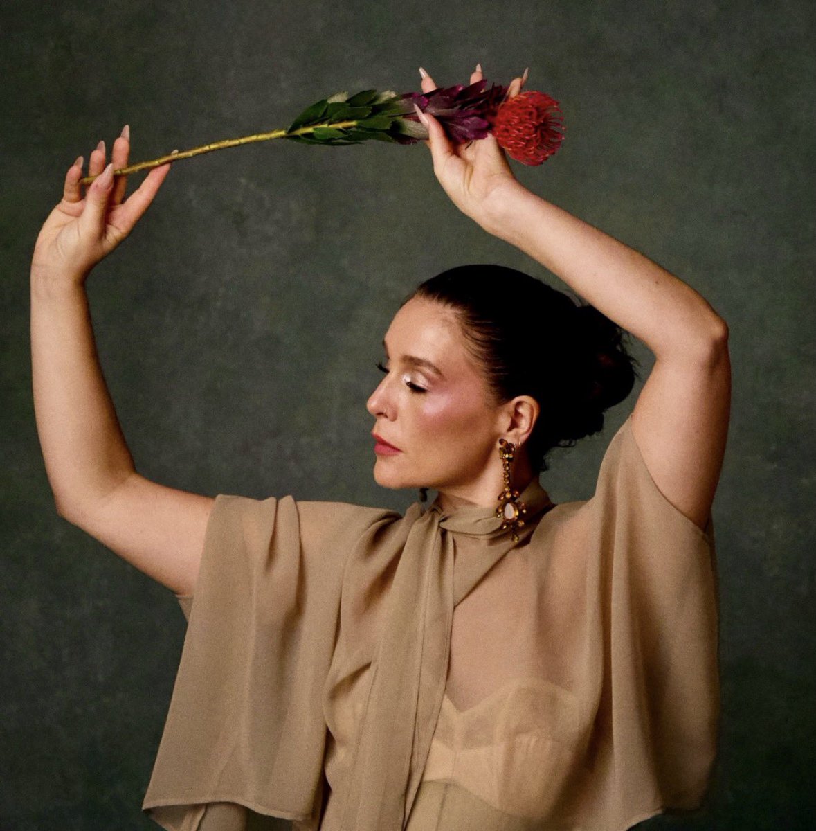 Jessie Ware em nova imagem promocional para o “Superbloom”. O álbum já está disponível para pré-save no Spotify.