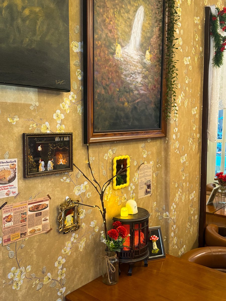 peakknbart's tweet photo. อยากมาอวดคาเฟ่ตัวเอง พึ่งแต่งร้านใหม่เพราะก่อนหน้านี้เอาภาพไปออกงานหมด ใครมาแล้วพนังโล่งขอโอกาสแก้ตัว ได้โปรดกลับมาอีกรอบ5555 รอบนี้จัดเต็ม ภาพบึ้มๆเต็มพนัง มีน้องผีบูกี้อยู่เต็มร้านไปหมด ฟินมากกก👻🔥

📍Peakkyboo Café
MRT วัดมัง���ร ทางออก 2 เดินต่อมา 800ม.
🕰️เปิดทุกวัน 7:30-16:30น.

ปกติศิลปินอยู่ร้าน 10:00-13:00น. 
วันอาทิตย์อยู่ร้านทั้งวัน มาหากันได้อิอิ😆🫶🏻