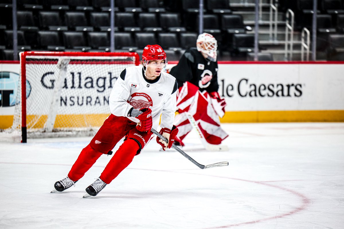 DetroitRedWings's tweet photo. Puck drops at 7pm. https://t.co/LttU54h94k