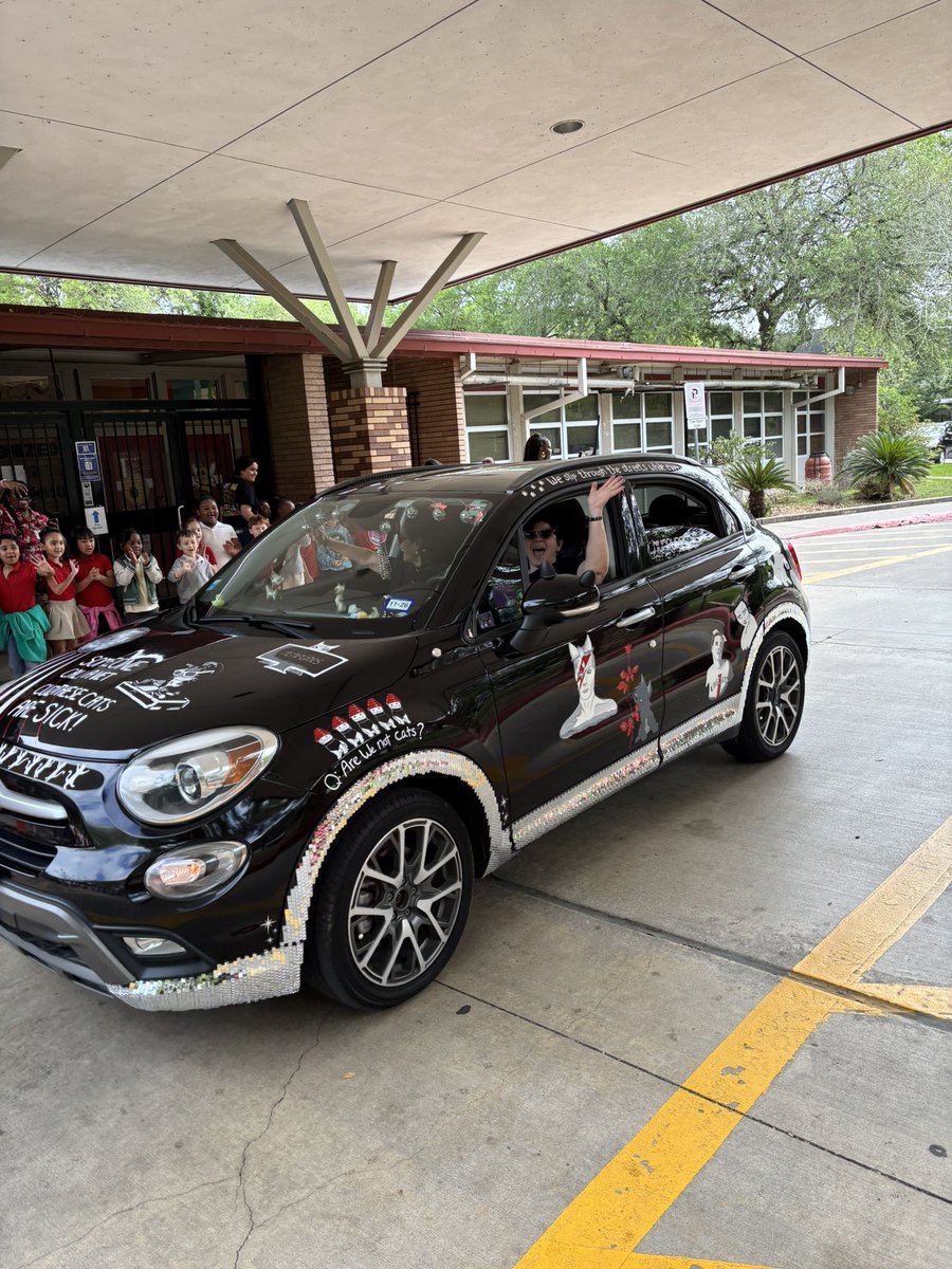 REDSTEM_Magnet's tweet photo. Today, our campus was visited with a sneak preview to the Houston Art Car parade. In our circle drive, scholars were able to get an up close view at some of the cars which will be displayed on Saturday as they drive through Houston.
@REDSTEM_Magnet
#TeamRedSTEM
@HoustonISD https://t.co/psR0Ps9d7Z