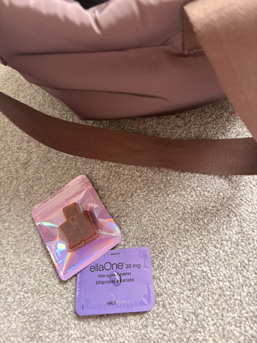 caty2598's tweet photo. #whatsinmybag https://t.co/OLwZR0Z8wU
