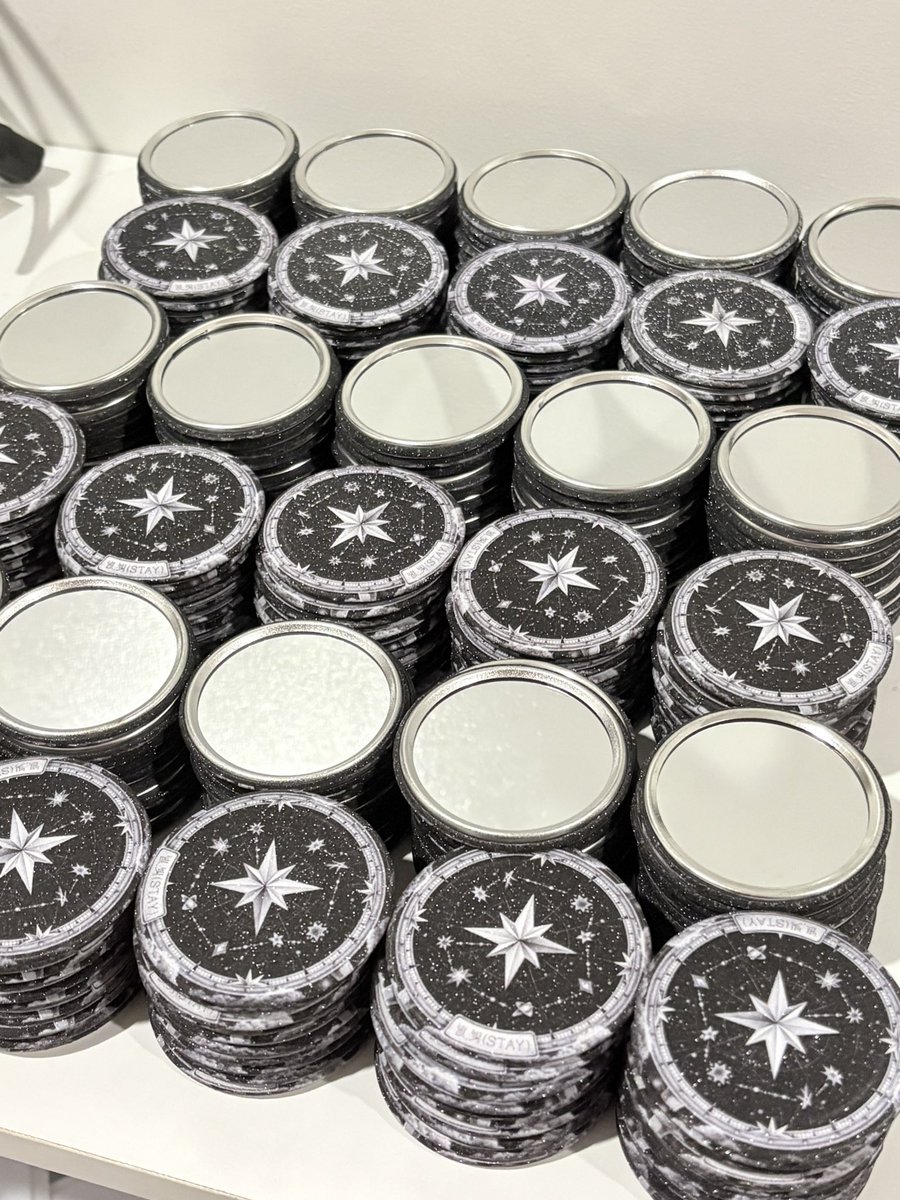 seonskz's tweet photo. STAY is the 별 and 빛 that guides Stray Kids ✨ Look into this mirror and remember: the light they sing about is YOU.

A little gift for STAYs 🩵 Get a free 별, 빛 (STAY) mirror with any purchase from Hallyu Merch Haven! See you!~ https://t.co/vvzAjo5g40