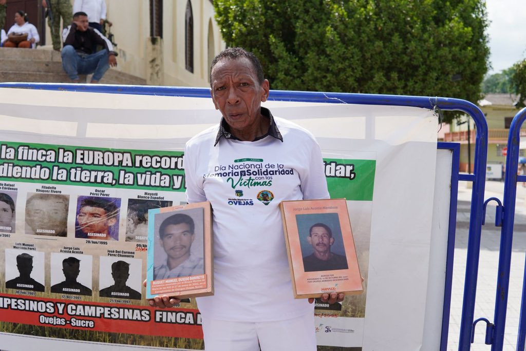 MinAgricultura's tweet image. #AEstaHora 🔴 | En Ovejas, (#Sucre) 📍 la memoria y la resiliencia están vivas, convirtiendo el dolor en fuerza y el territorio en esperanza. ✊🏽

Hoy 9 de abril, Día Nacional de la Memoria y Solidaridad con las Víctimas del Conflicto Armado, campesinas y campesinos que durante