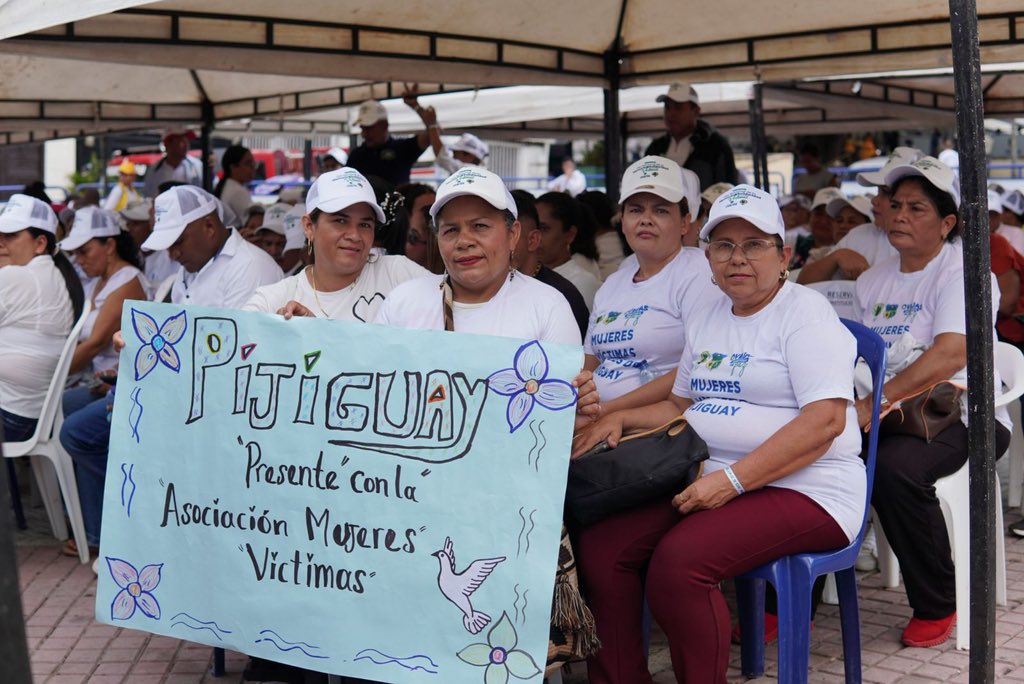 MinAgricultura's tweet image. #AEstaHora 🔴 | En Ovejas, (#Sucre) 📍 la memoria y la resiliencia están vivas, convirtiendo el dolor en fuerza y el territorio en esperanza. ✊🏽

Hoy 9 de abril, Día Nacional de la Memoria y Solidaridad con las Víctimas del Conflicto Armado, campesinas y campesinos que durante