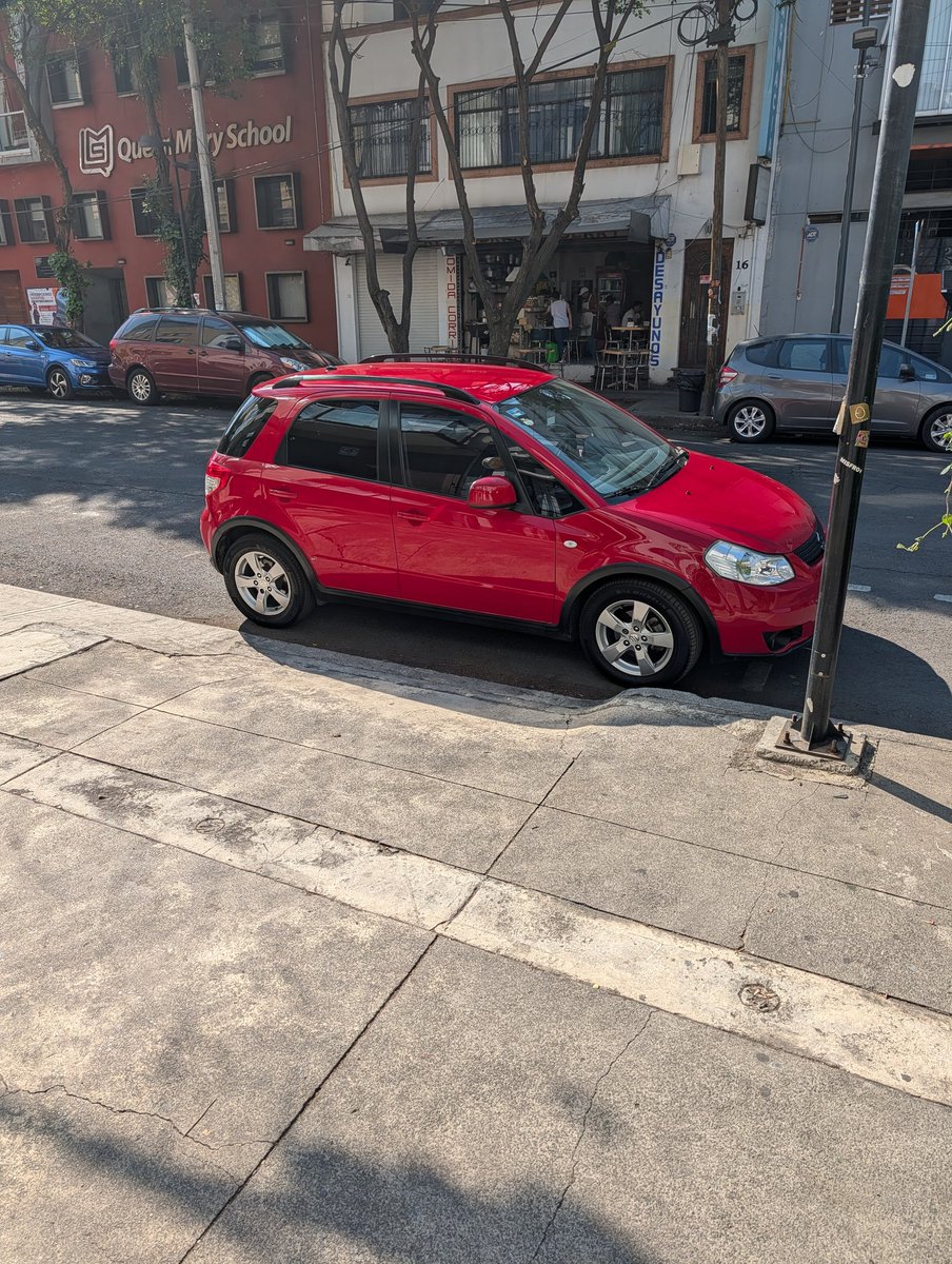 Mallenshit's tweet photo. @UCS_GCDMX Hola. Hace un par de días reporte este coche, estacionado en entrada que también es la rampa que utilizan las personas con silla de ruedas. Río Balsas esquina Río Sena.
¿Se puede hacer algo? https://t.co/dh8n3COiJE