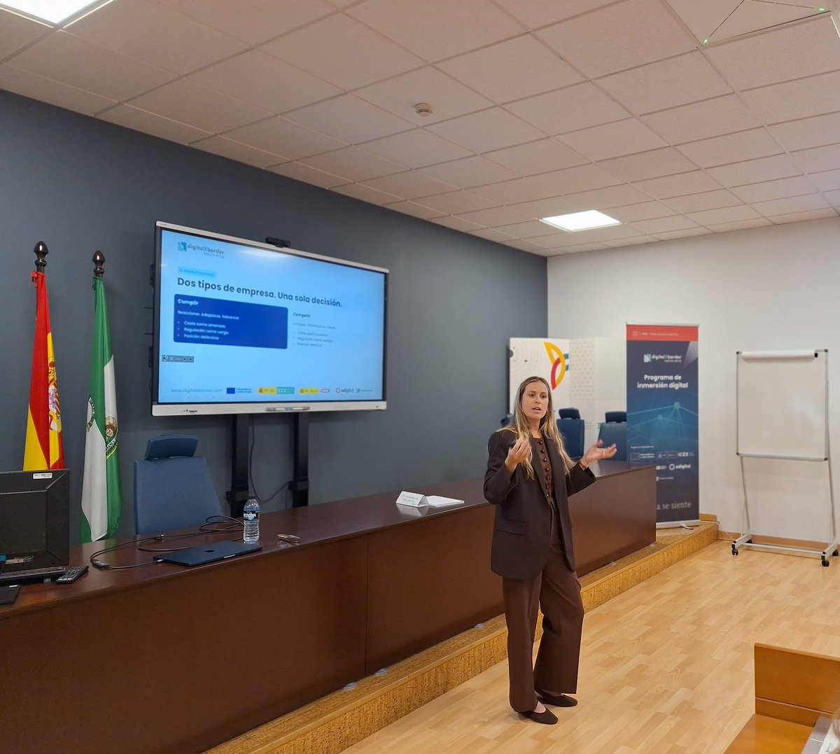 ISABEL_EOI_SEV's tweet photo. Hoy 6ª jornada de #DigitalxBorder en Sevillla, con la participación de Justo Hidalgo Chief AI Officer de Adigital; Tiffany de la Torre  socia de Edefense; Jacob Jiménez CEO de DSA GRUPO; y Fermín Manzanedo Director de Operaciones de Transparent Edge a @Adigital @iCEX @EOI https://t.co/zW8tOJ8lUz