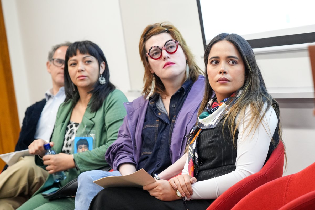 MinjusticiaCo's tweet photo. #AEstaHora | En el marco del Día Nacional de la Memoria y Solidaridad con las Víctimas del Conflicto Armado, participamos en el coloquio “Ley de Mujeres Buscadoras en Colombia: perspectivas y retos en su implementación”, en la @UExternado.

Nuestra directora (e) de Justicia Transicional, Juanita Tamayo (@juanitatp95),  hace parte de este espacio clave para reflexionar sobre los avances y desafíos en la garantía de derechos de las mujeres buscadoras, su reconocimiento como constructoras de paz y el fortalecimiento de las acciones para la búsqueda, la verdad y la no repetición en el país. 🕊️

 #ALaPlazaporLasVictimas