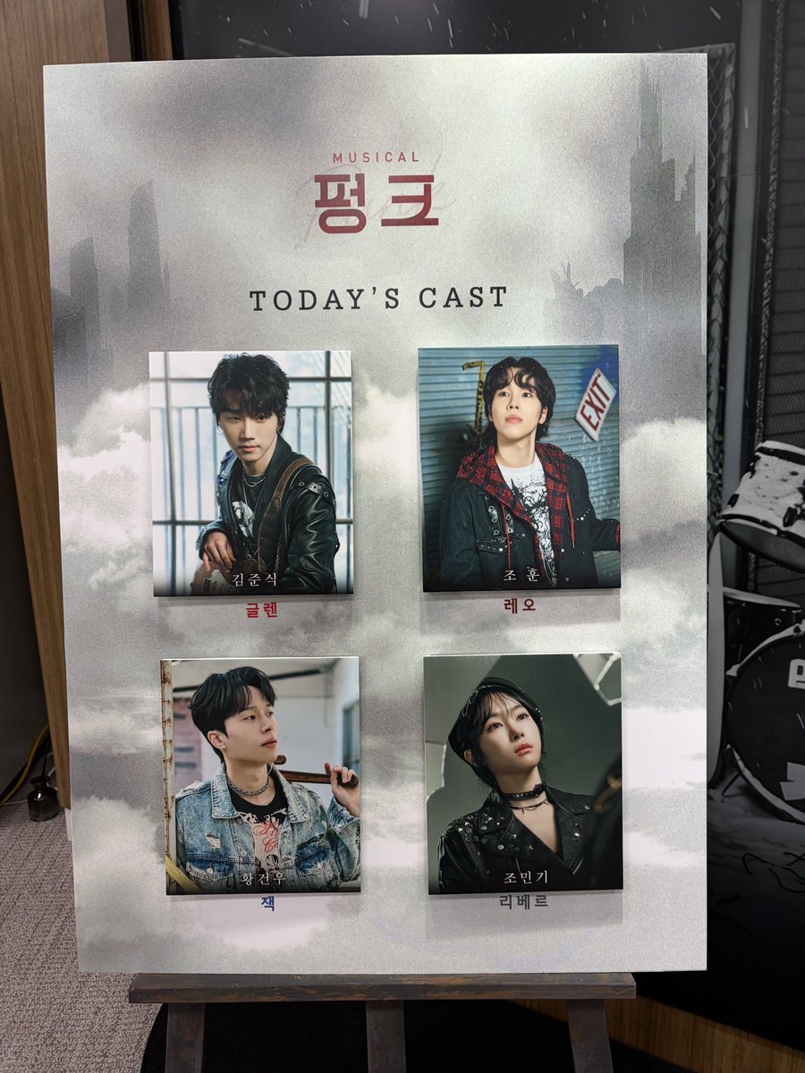 HaplessHannah_'s tweet photo. Got the best Polaroid today 🤘 

#펑크 #조훈 https://t.co/Z2CEAFPtz7