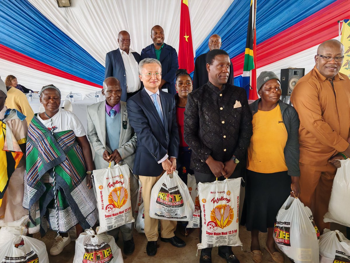 Food relief parcels donated by the Chinese Embassy are handed to Lambani villagers of Limpopo Province who suffered from severe floods recently. In the face of natural disasters, China and South Africa always help each other.